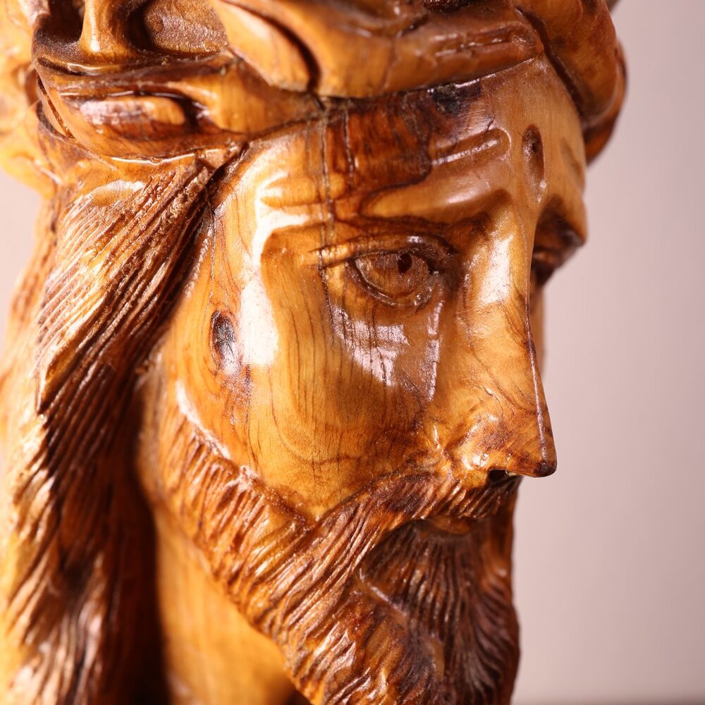 Vintage carving of Jesus Christ in Wood - Picture 11 of 13